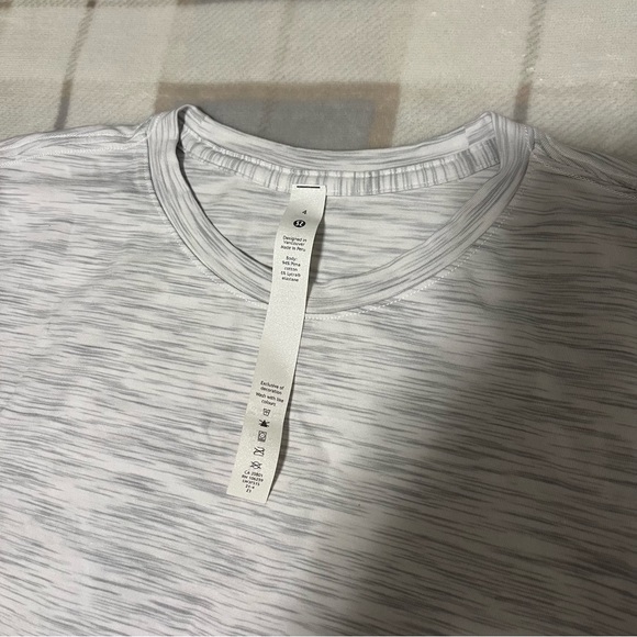 ✨SOLD✨Lululemon Love Crewneck T-Shirt Size 4 - Picture 5 of 7